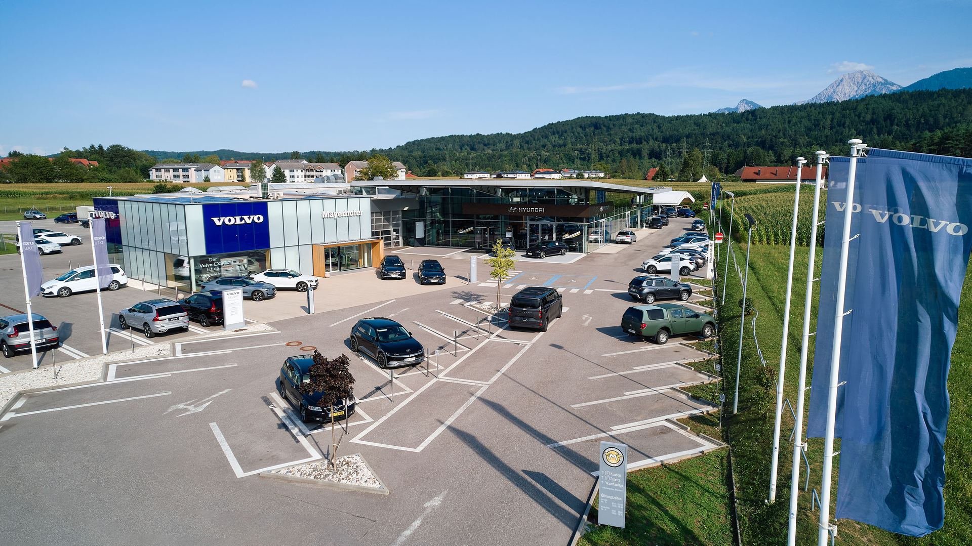 Gesamtansicht des Multibrand-Zentrums Motor Mayerhofer in Villach vor Kärntner Bergkulisse